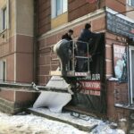 ЧИСТИМО МІСТО: У ЧОРТКОВІ ПРОДОВЖУЮТЬ ДЕМОНТОВУВАТИ НЕЗАКОННУ РЕКЛАМУ
