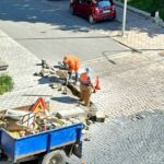 У ЧОРТКОВІ ПРОДОВЖУЮТЬ ПОНИЖУВАТИ ТРОТУАРИ ЗАДЛЯ ЗАБЕЗПЕЧЕННЯ БЕЗБАР’ЄРНОСТІ