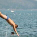 СЕЗОН ВІДПОЧИНКУ НА ВОДІ ТА НЕБЕЗПЕКА ПІРНАННЯ ГОЛОВОЮ ВНИЗ