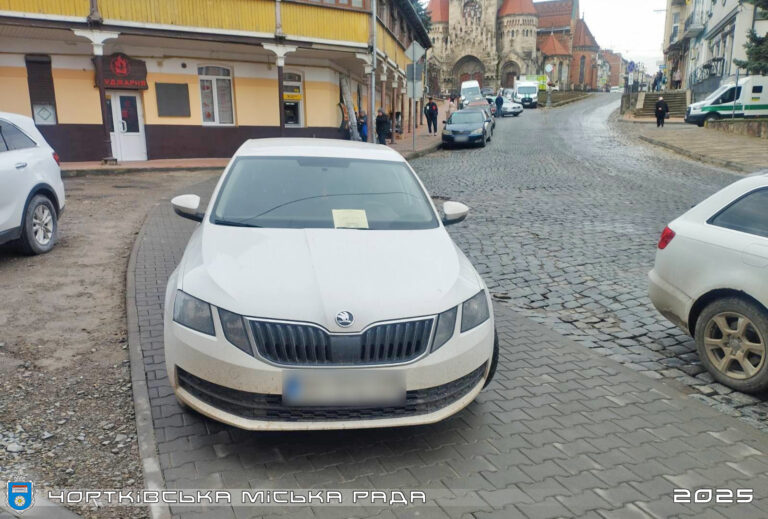 МУНІЦИПАЛЬНА ІНСПЕКЦІЯ ВКОТРЕ ОШТРАФУВАЛА ПОРУШНИКА ЗА ПАРКУВАННЯ НА ТРОТУАРІ ПОБЛИЗУ СТАРОЇ РАТУШІ