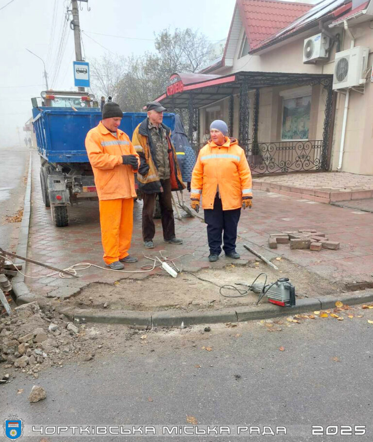 У ЧОРТКОВІ ПРОДОВЖУЮТЬ ПОНИЖУВАТИ ТРОТУАРИ ЗАДЛЯ СТВОРЕННЯ БЕЗБАР’ЄРНОГО МІСТА