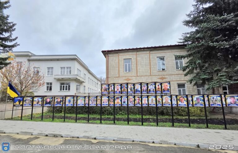 НА АЛЕЇ ВІРИ ТА НАДІЇ З’ЯВИЛИСЬ НОВІ ПОРТРЕТИ БЕЗВІСТИ ЗНИКЛИХ ЗАХИСНИКІВ ІЗ ЧОРТКІВСЬКОЇ ГРОМАДИ…