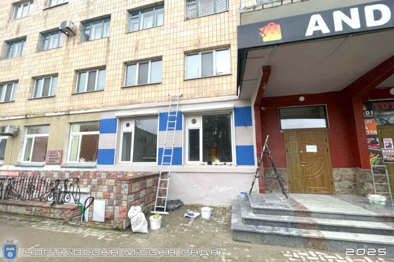 ЩОБ ПЕРЕФАРБУВАТИ ФАСАД БУДІВЛІ У ЦЕНТРІ МІСТА, ПОТРІБНІ ОФІЦІЙНІ ДОЗВОЛИ!