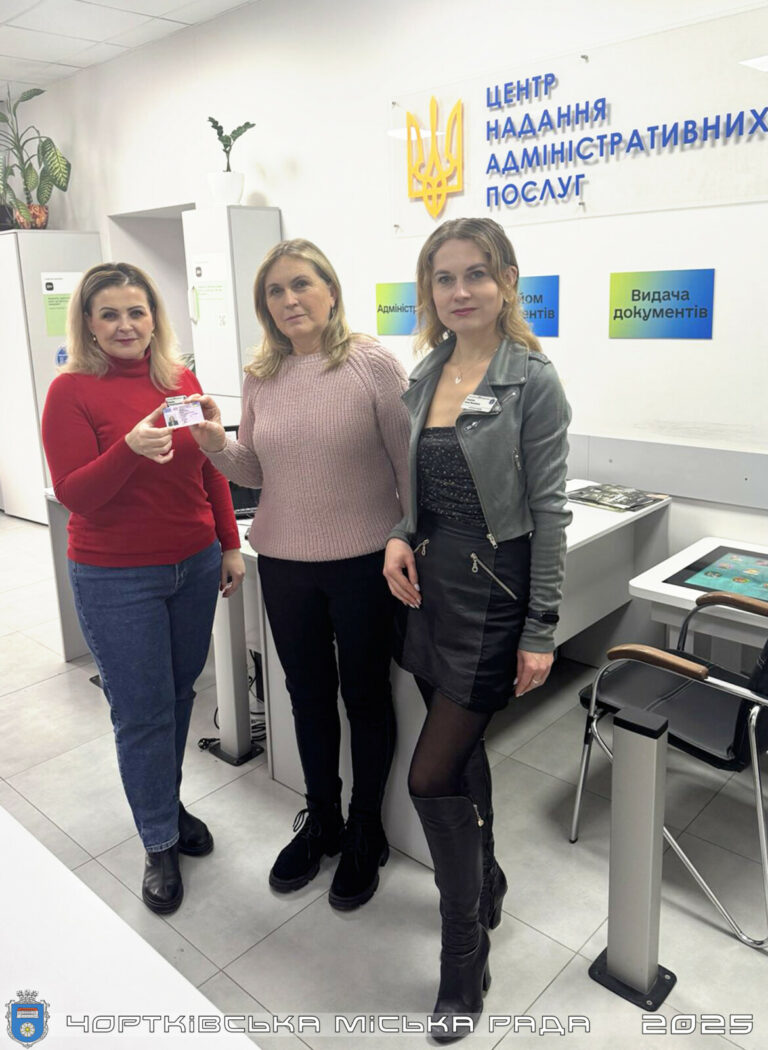 У ЦНАПІ ЧОРТКОВА ВИДАЛИ ПЕРШЕ ВОДІЙСЬКЕ ПОСВІДЧЕННЯ