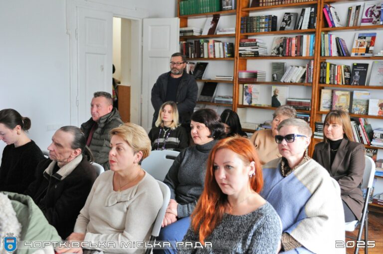 У ЧОРТКОВІ ПРЕЗЕНТУВАЛИ КНИГУ ПРО ТРАВМАТИЧНИЙ ДОСВІД ВІЙНИ ТА ПОШУКИ ОПОРИ