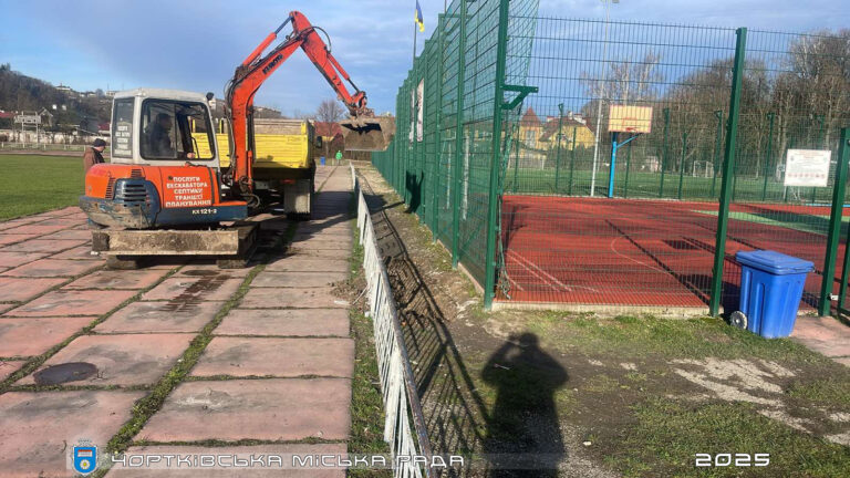 ДЛЯ ФУТБОЛЬНОГО ПОЛЯ ЗІ ШТУЧНИМ ПОКРИТТЯМ НА СТАДІОНІ «ХАРЧОВИК» ВСТАНОВЛЮЮТЬ ДОДАТКОВЕ ОСВІТЛЕННЯ