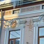 ПРОСИМО ВЛАСНИКІВ БУДІВЕЛЬ ПРИБРАТИ НАМЕРЗАННЯ НА ДАХАХ!