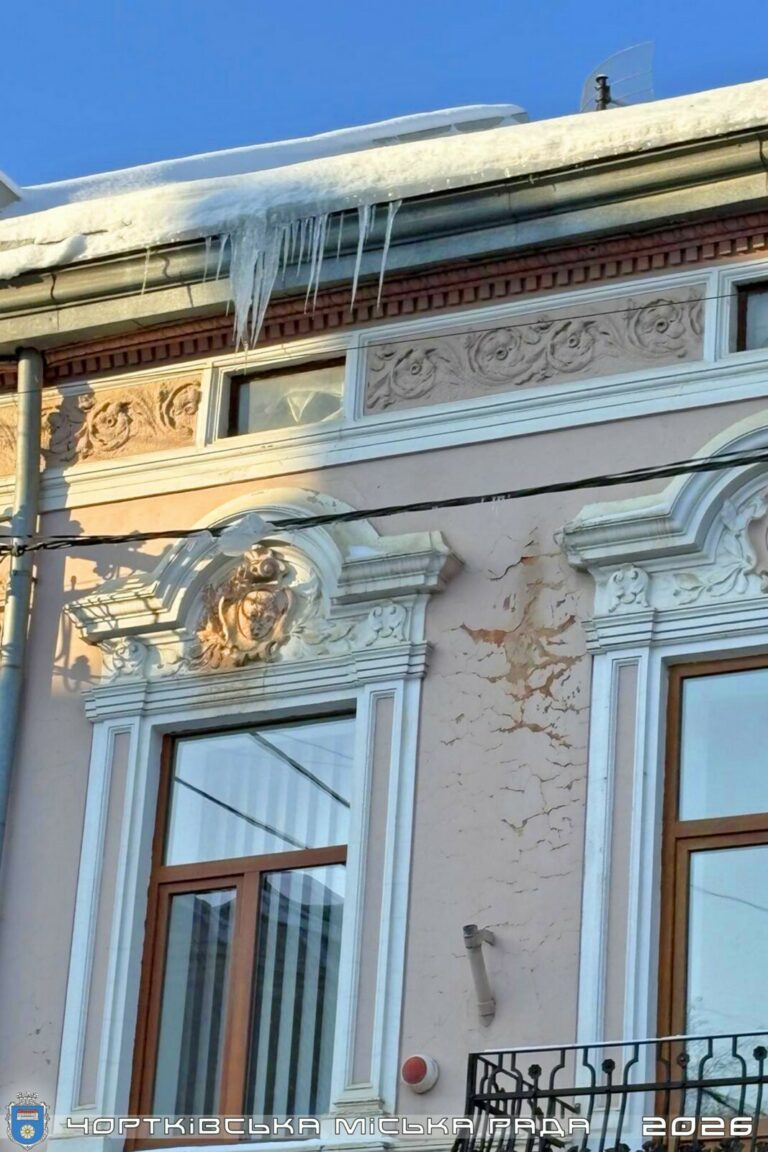 ПРОСИМО ВЛАСНИКІВ БУДІВЕЛЬ ПРИБРАТИ НАМЕРЗАННЯ НА ДАХАХ!