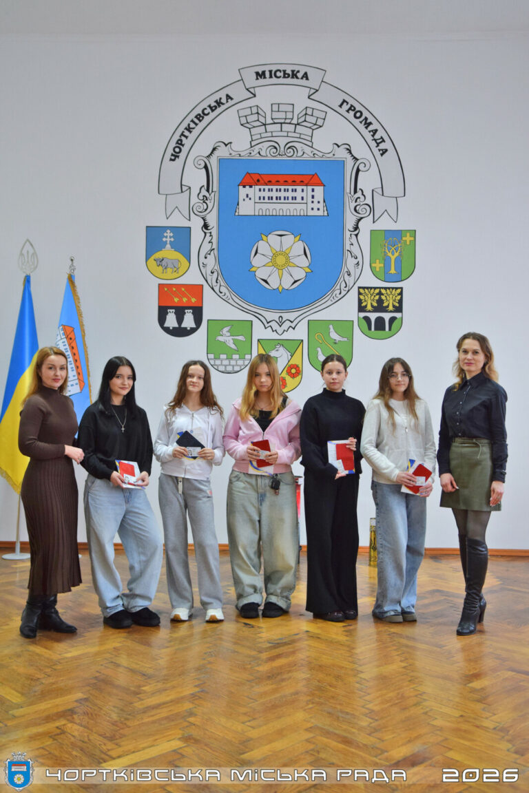У ЦНАПІ ЧОРТКОВІ ВРУЧИЛИ ПЕРШІ У НОВОМУ РОЦІ ПАСПОРТИ 14-РІЧНИМ МЕШКАНЦЯМ ГРОМАДИ