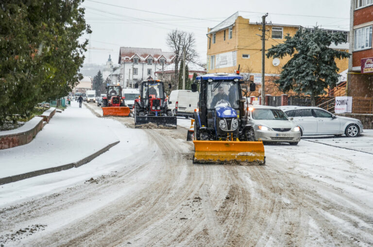 НЕ ЗАЛИШАЙТЕ АВТО НА ДОРОГАХ – ПРАЦЮЄ СНІГООЧИСНА ТЕХНІКА!