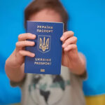 УКРАЇНЦІ ВІКОМ ВІД 14 РОКІВ МОЖУТЬ ОФОРМИТИ ЗАКОРДОННИЙ ПАСПОРТ САМОСТІЙНО