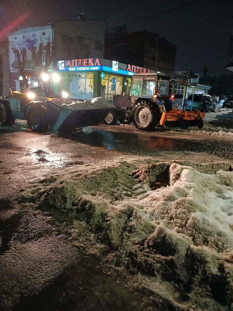 КОМУНАЛЬНИКИ ПРОДОВЖУЮТЬ ПРАЦЮВАТИ ПОНАДНОРМОВО ЧЕРЕЗ СКЛАДНІ ПОГОДНІ УМОВИ