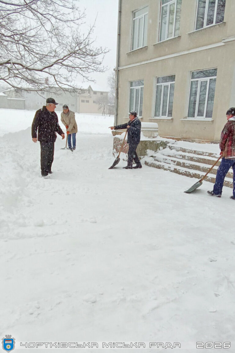 ОСВІТЯНИ ЧОРТКІВСЬКОЇ ГРОМАДИ ВИЙШЛИ НА ДОПОМОГУ КОМУНАЛЬНИКАМ