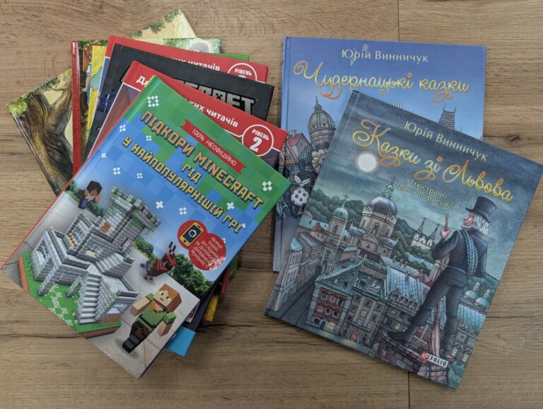 ЧОРТКІВ’ЯНИ ПЕРЕДАЛИ БІБЛІОТЕЦІ 43 КНИГИ У МЕЖАХ БЛАГОДІЙНОЇ АКЦІЇ