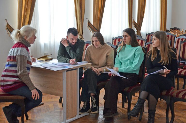 ВИВІСКИ ТА РЕКЛАМА ПОВИННІ ВІДПОВІДАТИ ВСТАНОВЛЕНИМ НОРМАМ!