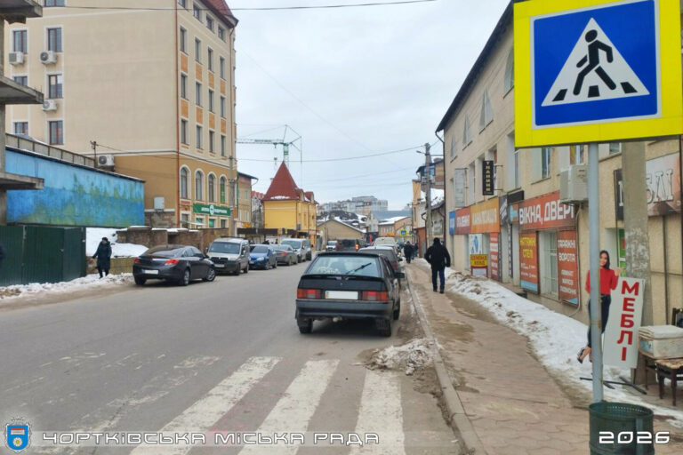 МУНІЦИПАЛИ ПРОДОВЖУЮТЬ ШТРАФУВАТИ АВТО, ЯКІ ПАРКУЮТЬСЯ З ПОРУШЕННЯМ ПРАВИЛ