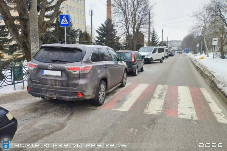 ФАНТАЗІЯ НА КОЛЕСАХ: ЯК ВОДІЇ ПАРКУЮТЬСЯ БІЛЯ ЛІКАРНІ, ОТРИМУЮЧИ ШТРАФИ