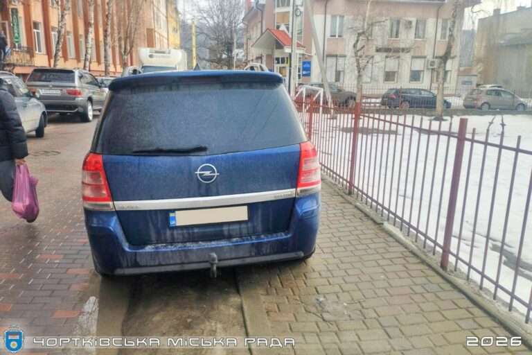МУНІЦИПАЛИ ПРОДОВЖУЮТЬ ШТРАФУВАТИ АВТО, ЯКІ ПАРКУЮТЬСЯ З ПОРУШЕННЯМ ПРАВИЛ!