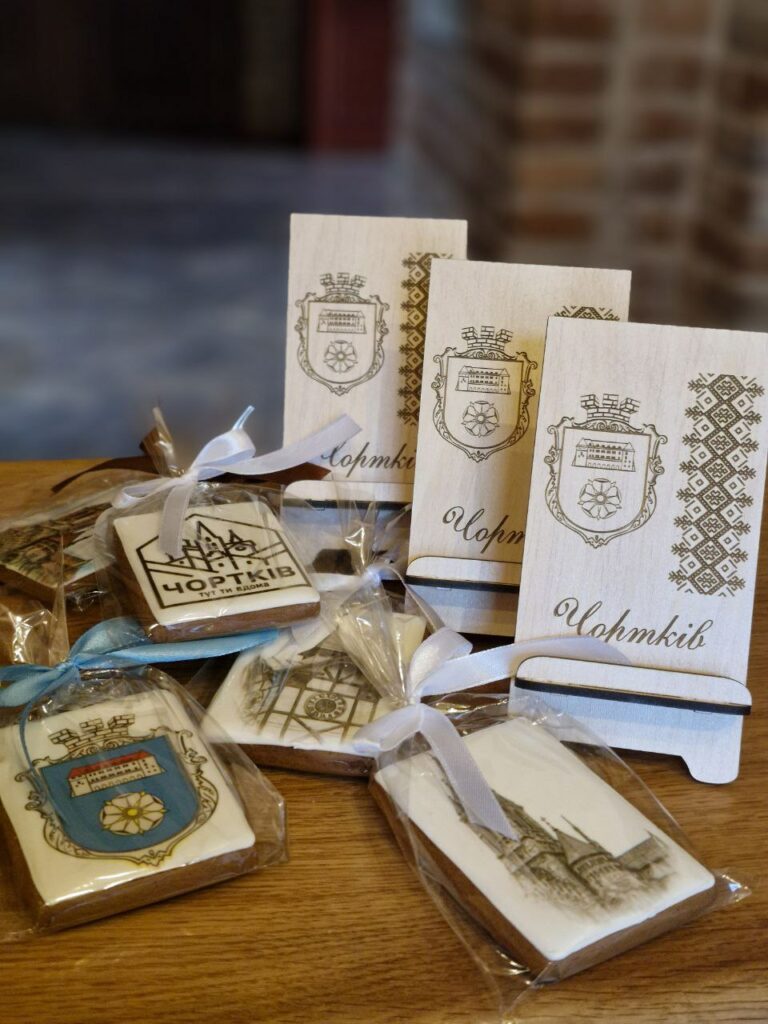 У ЧОРТКІВСЬКОМУ ТУРИСТИЧНО-ІНФОРМАЦІЙНОМУ ЦЕНТРІ З’ЯВИЛИСЬ НОВІ ВИДИ СУВЕНІРНОЇ ПРОДУКЦІЇ