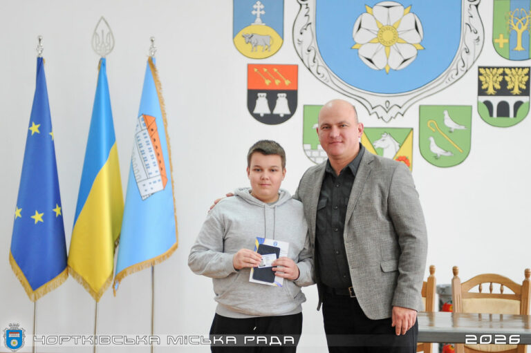 У ЦНАПІ ЧОРТКОВА ВРУЧИЛИ ЧЕРГОВІ ПАСПОРТИ 14-РІЧНИМ МЕШКАНЦЯМ ГРОМАДИ