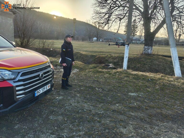 РЯТУВАЛЬНИКИ ВИКОРИСТОВУЮТЬ ДРОН ДЛЯ ВИЯВЛЕННЯ ПАЛІЇВ СУХОЇ ТРАВИ