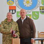ВОЛОДИМИР ШМАТЬКО НАГОРОДИВ ЗАХИСНИКА ІЗ ЧОРТКІВСЬКОЇ ГРОМАДИ ВІДЗНАКОЮ «ЗА ЧЕСТЬ І ВІДВАГУ»
