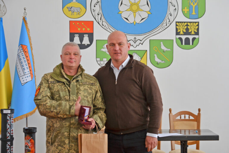 ВОЛОДИМИР ШМАТЬКО НАГОРОДИВ ЗАХИСНИКА ІЗ ЧОРТКІВСЬКОЇ ГРОМАДИ ВІДЗНАКОЮ «ЗА ЧЕСТЬ І ВІДВАГУ»