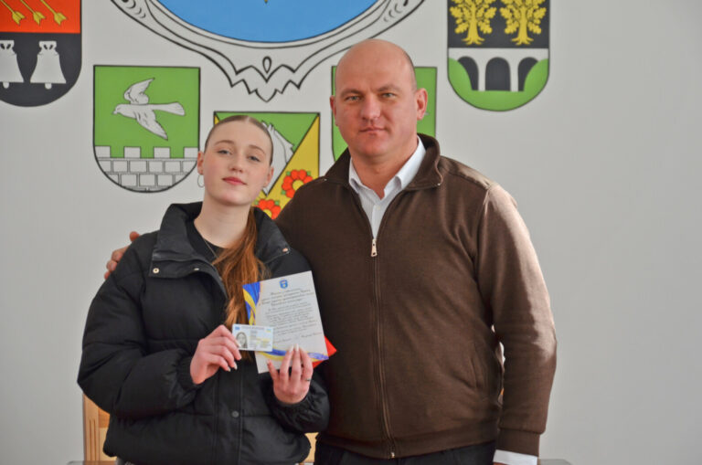 У ЦНАПІ ЧОРТКОВА ВРУЧИЛИ ЧЕРГОВІ ПАСПОРТИ 14-РІЧНИМ МЕШКАНЦЯМ ГРОМАДИ
