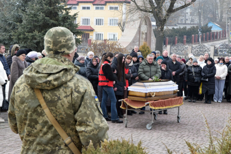 НАЗАВЖДИ ДО РІДНОГО ДОМУ ПОВЕРНУВСЯ ГЕРОЙ САПИЩУК АНДРІЙ ІЗ СЕЛА РОСОХАЧ