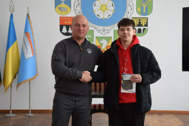 У ЦНАПІ ЧОРТКОВА ВРУЧИЛИ ЧЕРГОВІ ПАСПОРТИ 14-РІЧНИМ МЕШКАНЦЯМ ГРОМАДИ