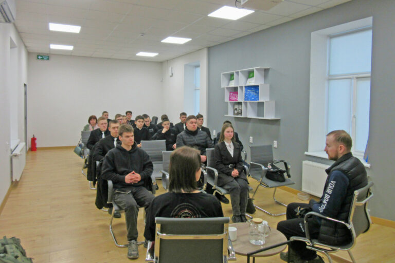 ЧОРТКІВСЬКА МОЛОДЬ ЗУСТРІЛАСЬ ІЗ ВЕТЕРАНОМ РОСІЙСЬКО-УКРАЇНСЬКОЇ ВІЙНИ