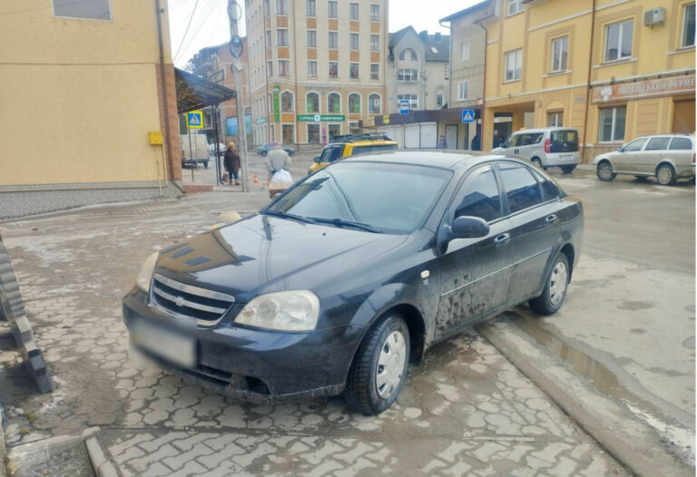 МУНІЦИПАЛИ ПРОДОВЖУЮТЬ ШТРАФУВАТИ АВТО, ЯКІ ПАРКУЮТЬСЯ З ПОРУШЕННЯМ ПРАВИЛ