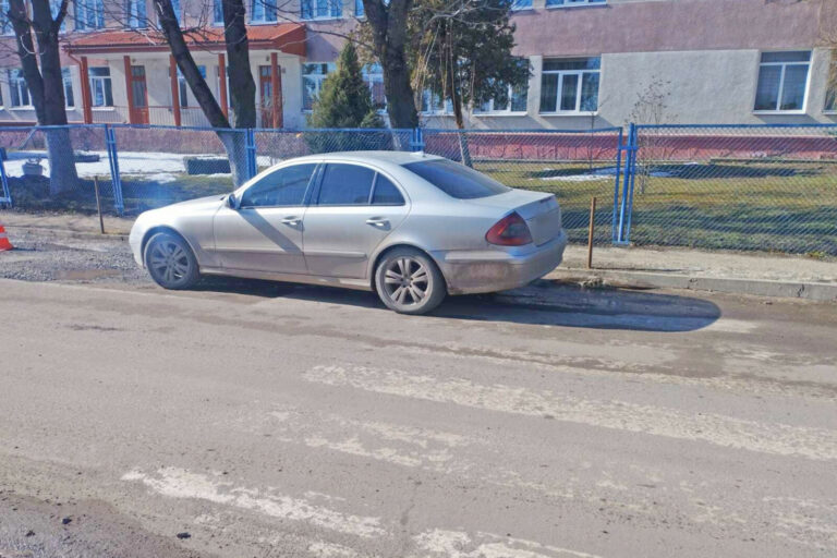 МУНІЦИПАЛИ ПРОДОВЖУЮТЬ ШТРАФУВАТИ АВТО, ЯКІ ПАРКУЮТЬСЯ З ПОРУШЕННЯМ ПРАВИЛ!