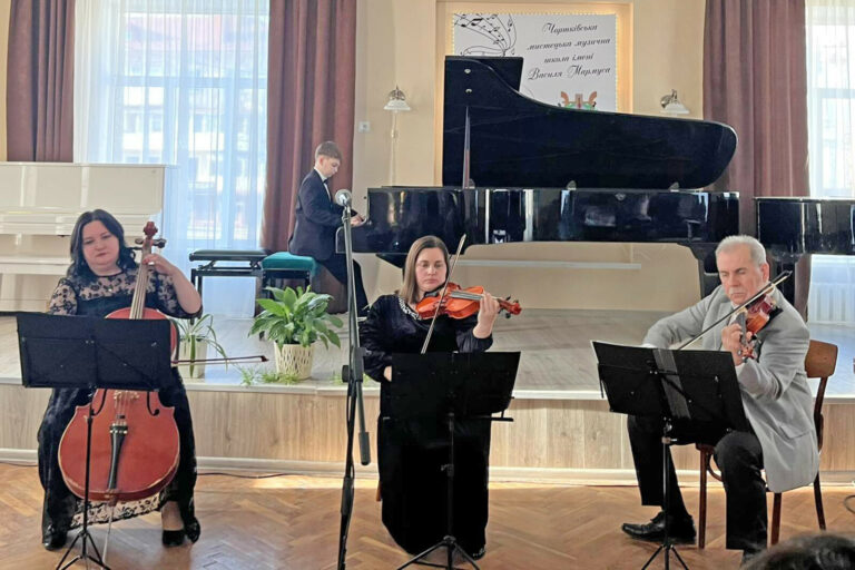 ЮНИЙ ПІАНІСТ ДАВ СОЛЬНИЙ КОНЦЕРТ У МИСТЕЦЬКІЙ МУЗИЧНІЙ ШКОЛІ ІМЕНІ ВАСИЛЯ МАРМУСА