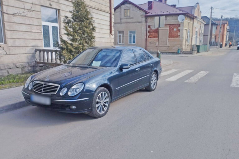 НЕЗАЛЕЖНО ВІД ВАРТОСТІ І МАРКИ: МУНІЦИПАЛИ ПРОДОВЖУЮТЬ ШТРАФУВАТИ АВТО, ЯКІ ПАРКУЮТЬСЯ З ПОРУШЕННЯМ ПРАВИЛ