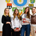 У ЦНАПІ ЧОРТКОВА ВРУЧИЛИ ЧЕРГОВІ ПАСПОРТИ 14-РІЧНИМ МЕШКАНЦЯМ ГРОМАДИ