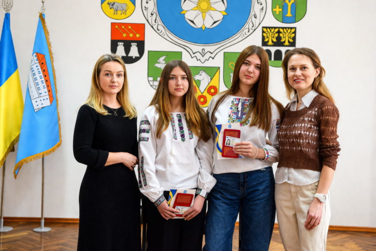 У ЦНАПІ ЧОРТКОВА ВРУЧИЛИ ЧЕРГОВІ ПАСПОРТИ 14-РІЧНИМ МЕШКАНЦЯМ ГРОМАДИ