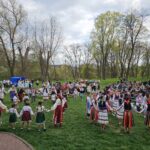 ВЕЛИКЕ ГАЇВКУВАННЯ У ПАРКУ ФРАНКА У ЧОРТКОВІ: СПІВОЧЕ ПОЛЕ РОЗЦВІЛО ВИШИВАНКАМИ!