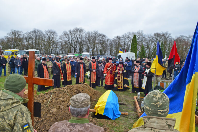 ВОЇН ІЗ ХЕРСОНЩИНИ ЛОЗОВСЬКИЙ ВЛАДИСЛАВ ЗНАЙШОВ ВІЧНИЙ СПОЧИНОК У ЧОРТКОВІ…