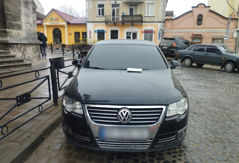 МУНІЦИПАЛИ ПРОДОВЖУЮТЬ ШТРАФУВАТИ АВТО, ЯКІ ПАРКУЮТЬСЯ З ПОРУШЕННЯМ ПРАВИЛ!