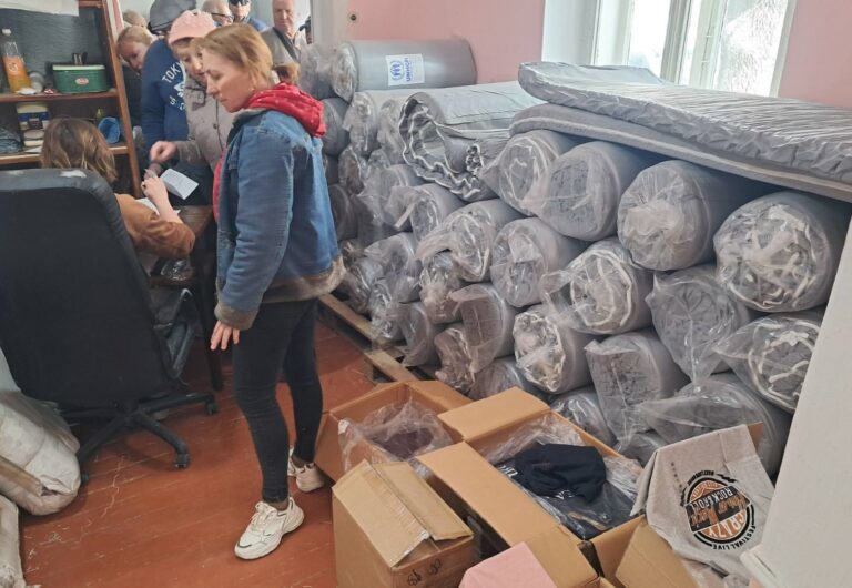 У СЕРЕДУ, 29 КВІТНЯ, ПРОДОВЖУВАТИМЕТЬСЯ ВИДАЧА ГУМАНІТАРНОЇ ДОПОМОГИ ДЛЯ УКРАЇНЦІВ, ЯКІ ЧЕРЕЗ ВІЙНУ ПОКИНУЛИ ДОМІВКИ ТА ЗНАЙШЛИ ПРИХИСТОК У ЧОРТКОВІ