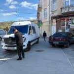 МУНІЦИПАЛЬНА ІНСПЕКЦІЯ ВКОТРЕ ОШТРАФУВАЛА ПОРУШНИКІВ ЗА ПАРКУВАННЯ НА ТРОТУАРІ ПОБЛИЗУ СТАРОЇ РАТУШІ