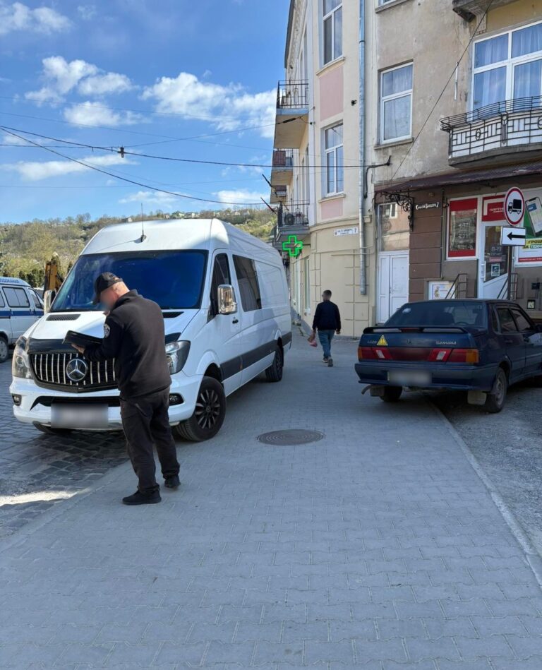 МУНІЦИПАЛЬНА ІНСПЕКЦІЯ ВКОТРЕ ОШТРАФУВАЛА ПОРУШНИКІВ ЗА ПАРКУВАННЯ НА ТРОТУАРІ ПОБЛИЗУ СТАРОЇ РАТУШІ