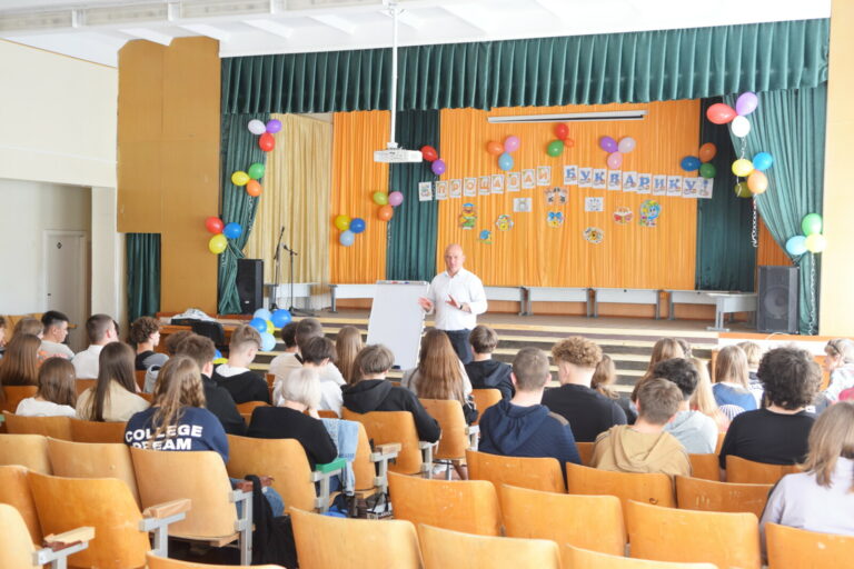 ВОЛОДИМИР ШМАТЬКО ЗУСТРІВСЯ ІЗ 9-КЛАСНИКАМИ ДВОХ ШКІЛ ЧОРТКОВА
