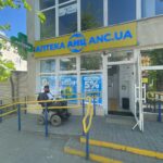 ЧОМУ ПІДЙОМНИКИ БІЛЯ АПТЕК – ЦЕ ЧАСТО НЕ ПРО БЕЗБАР’ЄРНІСТЬ, А ЛИШЕ ПРО ІМІТАЦІЮ?