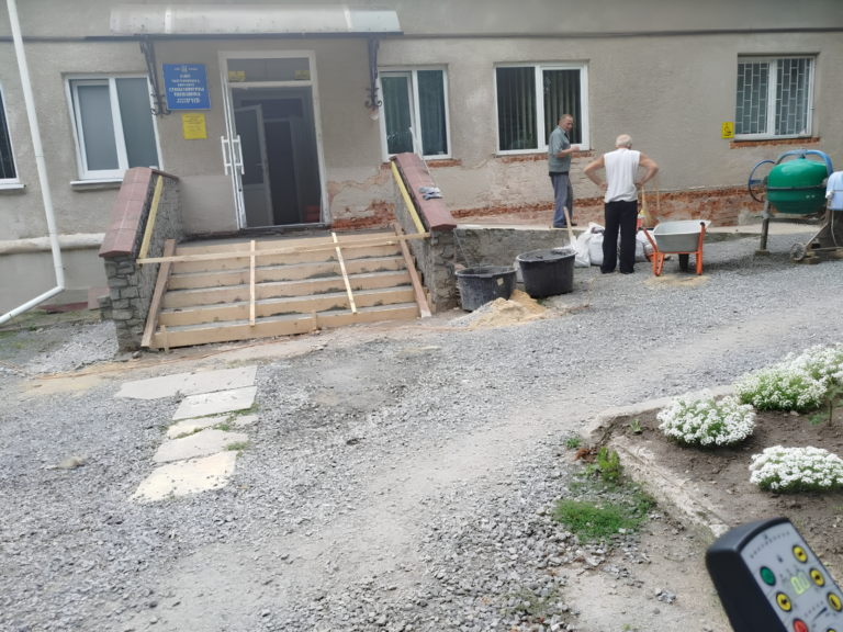 ДОСТУПНА МЕДИЦИНА: У ЧОРТКІВСЬКІЙ СТОМАТПОЛІКЛІНІЦІ ОБЛАШТОВУЮТЬ БЕЗБАР’ЄРНИЙ ВХІД