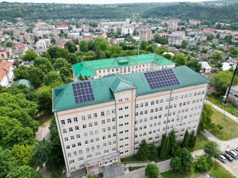 У ЧОРТКОВІ ВСТАНОВИЛИ 16-ТУ КОМУНАЛЬНУ СОНЯЧНУ ЕЛЕКТРОСТАНЦІЮ!