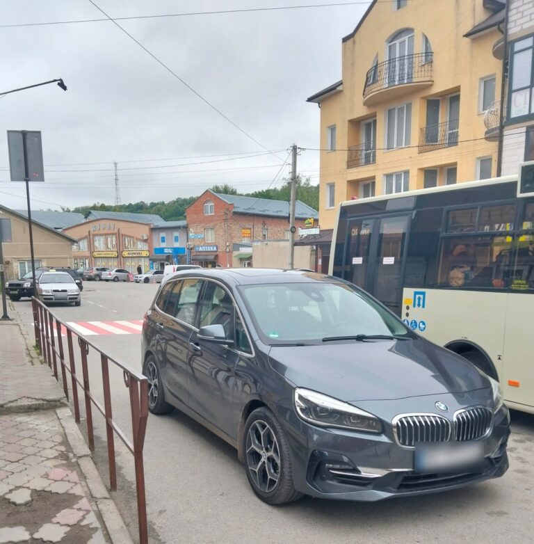 ЦІКАВИЙ ВАРІАНТ ПАРКУВАННЯ У ЧОРТКОВІ: КОЛИ ВЛАСНА ЗРУЧНІСТЬ ВАЖЛИВІША ЗА ПОВАГУ ДО ГРОМАДИ