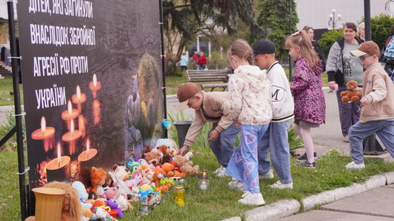 МОЛИТВА І МОВЧАННЯ – ПАМ’ЯТЬ ПРО НЕВИННИХ ДІТЕЙ, ВБИТИХ ВІЙНОЮ