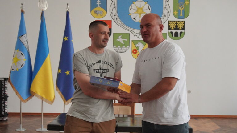 ВОЛОДИМИР ШМАТЬКО НАГОРОДИВ ЗАХИСНИКА ІЗ ЧОРТКОВА ВІДЗНАКОЮ «ЗА ЧЕСТЬ І ВІДВАГУ»